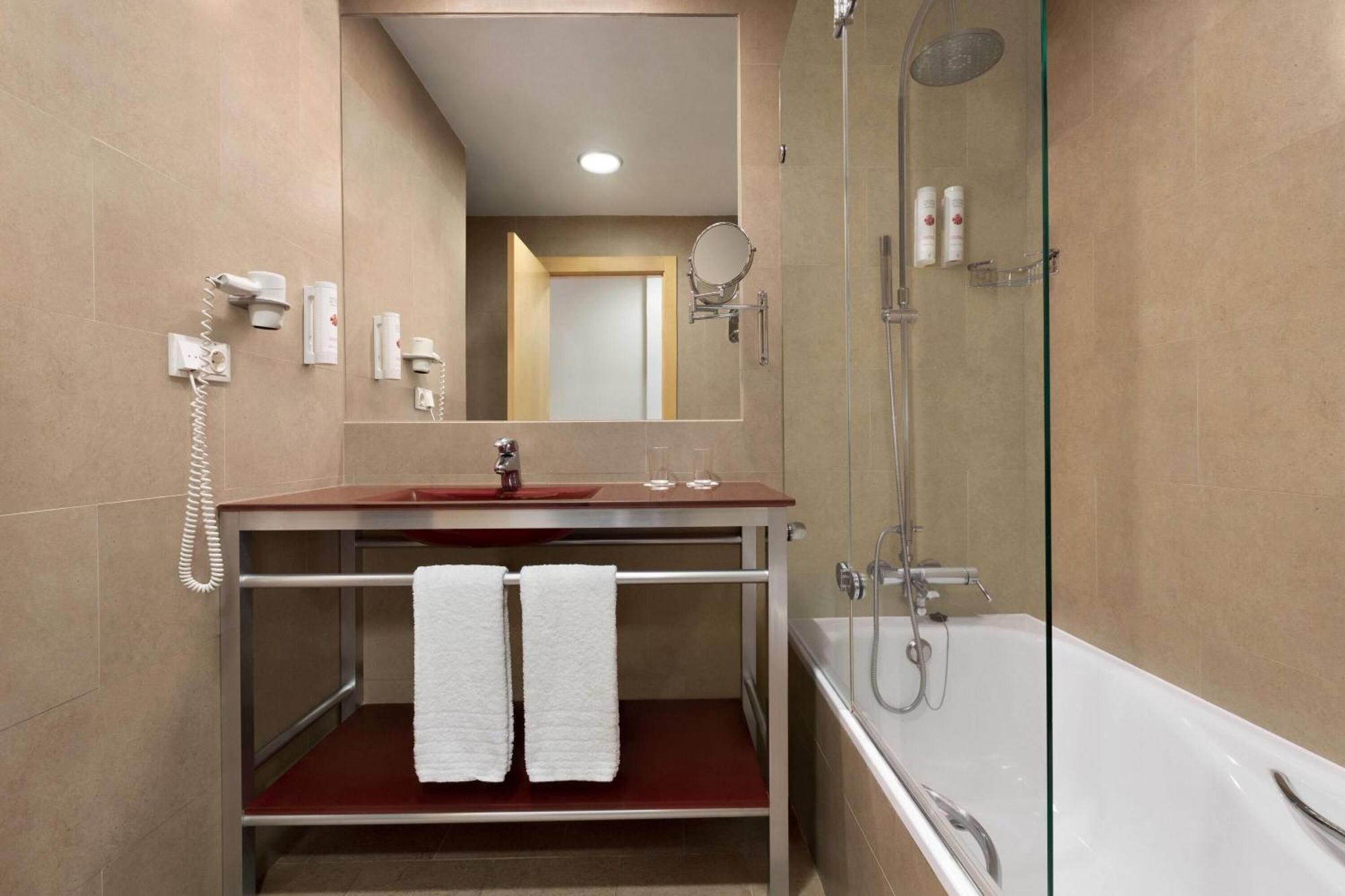 Ramada By Wyndham Madrid Hotel 4*